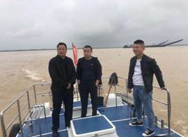 20200922:下午,卜局在市水运事务中心主任郭峰、机关安监股股长郭虎以及执法大队相关人员的陪同下,前往航道码头乘坐执法艇实地查看巴南湖水域水道,了解了航道疏浚计划安排,并与相关人员就后续航道疏浚工作中有可能出现的问题进行了交流。12