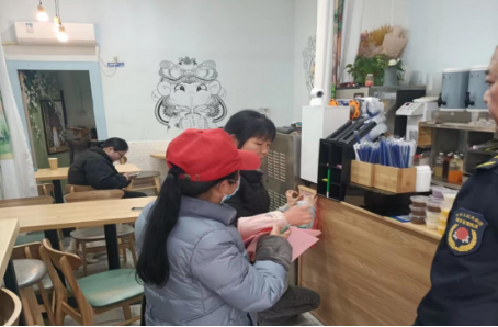 南大膳镇：志愿者上门服务宣传湘易办