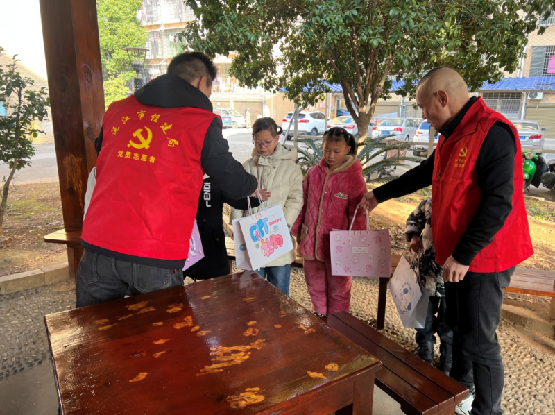 沅江市住建局：在职党员进小区 关爱儿童暖人心