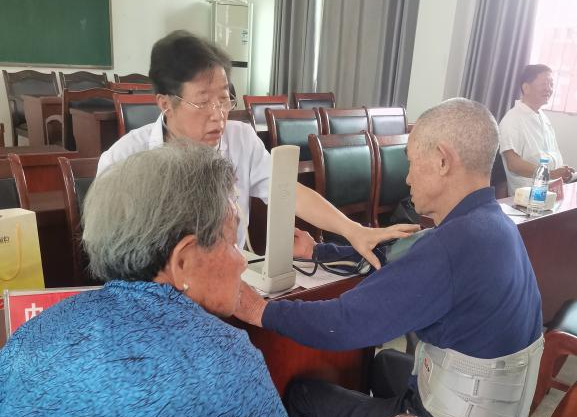 银发党员献余热，义诊惠民显担当