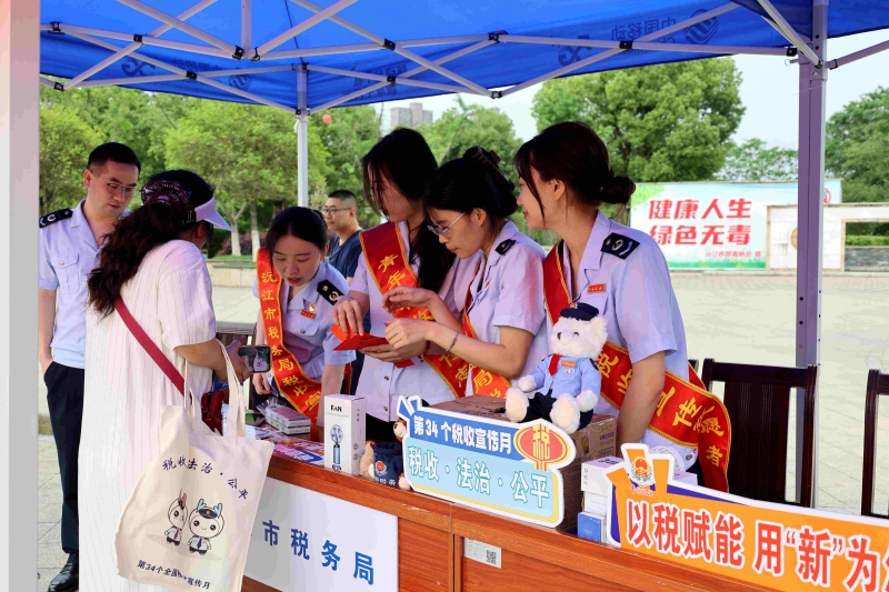 沅江税务：税法宣传进市区，摆摊问答赢好礼