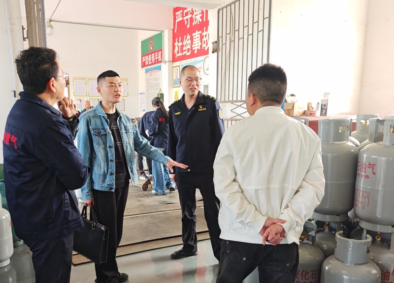 ��Ӧ����ָ���ں�ȼ�����򸴹�������ȫ��������